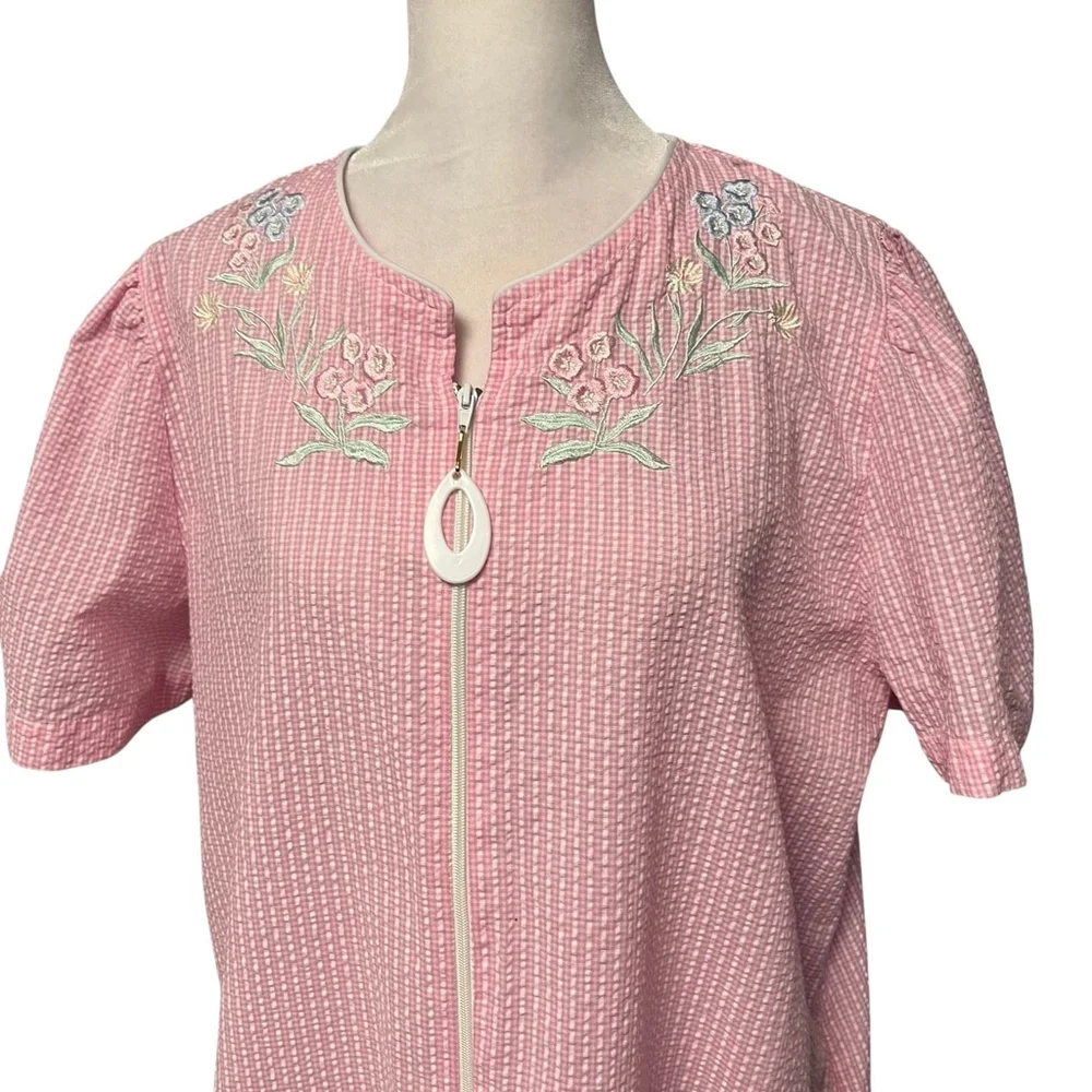 Miss Elaine Pink White Embroidered Seersucker Full Zip Robe Size Large NWOT - Picture 4 of 6